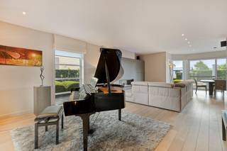 Bent u op zoek naar een uitstekend onderhouden villa op een rustige en residentiële toplocatie in Moerzeke / Hamme? Dan is deze perfect afgewerkte en smaakvol ingerichte woning absoluut een bezoek waard.<br /><br />Dit huis wordt aangeboden via de Pre-sale formule. Op zaterdag 12/09/2026 tussen 10:00u en 13:00u kan u de woning op afspraak komen bezichtigen. De vermelde prijs is een instelprijs. Voor meer info, gelieve contact op te nemen met de dossierverantwoordelijke.<br /><br />Deze ruime villa is gelegen in de Edouard Passtraat, een rustige doodlopende straat aan de rand van de dorpskern. De ideale uitvalsbasis voor wie houdt van wandelen en fietsen in het prachtige Scheldeland.<br /><br />De woning werd gebouwd in 2004, afgewerkt met kwaliteitsvolle materialen en doorheen de jaren met de grootste zorg onderhouden. Dankzij de vele extra voorzieningen geniet u hier van een hoog wooncomfort, gecombineerd met ruimte, privacy en een aangename woonomgeving.<br /><br />Gelijkvloers<br /><br />Via de ruime inkomhal met vide, vestiairekast en gastentoilet betreedt u de woning. De lichtrijke en ruim bemeten leefruimte vormt een aangename plek om te ontspannen en biedt een mooi uitzicht op de tuin. De gezellige gashaard zorgt voor extra sfeer; de warmtepomp zorgt het hele jaar door voor een aangenaam binnenklimaat.<br /><br />De open keuken beschikt over een gaskookvuur, warmeluchtoven, microgolfoven, stoomoven en vaatwasser. De aanpalende garage biedt plaats aan de US-koelkast, de recente cv-ketel en de wasmachine.<br /><br />De woning telt 3 volwaardige slaapkamers. De hoofdslaapkamer beschikt over een ingerichte dressing en een warmtepomp (tijdelijk afgekoppeld).<br /><br />De ruime en stijlvol ingerichte badkamer is voorzien van een ligbad, een inloopdouche, dubbele lavabo en nachttoilet.<br /><br />De vide zorgt voor een aangenaam gevoel van ruimte en licht. Met een vlizotrap bereikt u de ruime bergzolder.<br /><br />Ook buiten werd aandacht besteed aan comfort, privacy en sfeer. De voortuin en dubbele oprit zijn afgesloten met elektrische poorten en uitgerust met een videofoon. Naast de woning bevindt zich bovendien een dubbele carport.<br /><br />De achtertuin is smaakvol aangelegd en nodigt uit om volop van het buitenleven te genieten. Meerdere gezellige terrassen, een aantrekkelijke waterpartij en strategisch geplaatste beplanting creëren verschillende aangename private hoekjes.<br /><br />Extra troeven<br />HUE-spraakgestuurde domotica<br />Videofoon<br />Inbraakalarm en camera's<br />Zonnepanelen<br />2 warmtepompen<br />Regenwatergebruik<br /><br />Beschikbaar vanaf 1/1/27<br /><br /><br /><br />Bestuursmaatregelen in het maatregelenregister: nee