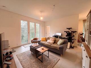 <strong>BEZOEK AANVRAGEN VIA ONZE WEBSITE!</strong><br /><br />Hoe vraag ik een bezoek aan?<br /><br /><strong>LIGGING<br /><br /></strong>Ontdek dit recente en energiezuinige appartement gelegen in het <strong>gerenommeerde woonproject BLOEI</strong>.<br />Hier combineert u rustig en comfortabel wonen met een bijzonder vlotte bereikbaarheid.<br />Dankzij een <strong>MOBISCORE van 8,9/10</strong> is dit een uitstekende uitvalsbasis nabij Gent.<br /><br />Met de fiets bereikt u vlot het station Gent-Sint-Pieters en in de directe omgeving bevinden zich AZ Maria Middelares, The Loop, IKEA, tramhaltes en diverse kantoren.<br />Dankzij de nabijgelegen R4 en E40 geniet u bovendien van een uitstekende verbinding met Gent en de omliggende gemeenten.<strong><br /><br />INDELING<br /></strong><br />Het appartement bevindt zich op de 2de verdieping en omvat een inkomhal met gastentoilet, praktische berging en een tweede berging met aansluiting voor de wasmachine.<br />De lichtrijke leefruimte met moderne keuken geeft rechtstreeks uit op het aangename terras, waar u geniet van een mooi groen zicht op het aangrenzende bos.<br /><br />Verder beschikt het appartement over 2 slaapkamers en een badkamer met douche en dubbele wastafel. <strong><br /><br />EXTRA TROEVEN<br /><br /></strong>Een private autostaanplaats met aansluitende kelderberging is inbegrepen.<br />Gemeenschappelijke fietsenstallingen beschikbaar.<strong><br /><br />BIJKOMENDE INFO<br /><br /></strong>Huurprijs appartement: € 1 050/maand <br />Huurprijs staanplaats: € 80/maand <br />Provisie gem. kosten : € 90/maand<br />Provisie verwarming &amp; warm water : € 90/maand<br />Termijn huurovereenkomst: Startend met 1 jaar <br />DOMICILIE VERPLICHT! <strong><br /><br />Mis deze kans niet en vraag uw bezoek aan!</strong><br />(oppervlakten zijn geraamd)<strong><br /></strong>