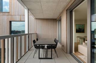 6% btw mogelijk (onder voorwaarden). <br /><br />Dit verzorgd afgewerkte appartement van 81 m² met een overdekt terras van 16,3 m² bevindt zich in De Lesselier , een hedendaags woonproject binnen het Academisch Kwartier in het centrum van Lier.<br /><br />De ligging in een groene en autoluwe omgeving combineert rust met een uitstekende bereikbaarheid van winkels, horeca en het stadscentrum.<br /><br />De lichtrijke leefruimte sluit naadloos aan op de open keuken en geeft rechtstreeks uit op het ruime terras, een volwaardige buitenruimte die het wooncomfort versterkt.<br />Het appartement beschikt over twee volwaardige slaapkamers, ideaal voor een koppel, een klein gezin of een thuiskantoor.<br />Verder omvat de indeling een kwalitatief ingerichte badkamer, een apart toilet en een praktische berging, wat zorgt voor een efficiënte en functionele woonorganisatie.<br /><br />De Lesselier verenigt hedendaagse architectuur met het karakter van een historische site en staat garant voor duurzaam, discreet en kwalitatief wonen in een levendige stadsomgeving waar alles binnen handbereik ligt.<br /><br /> Interesse? <br />Ontdek De Lesselier en contacteer ons via 03 337 50 70 of mail naar info@vbvastgoed.be .