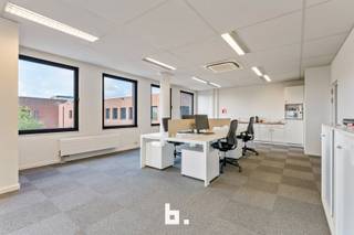 In het dynamische Clintonpark te Roeselare vindt u dit ruime en lichte kantoor van ca. 180 m², ideaal voor een bedrijf dat op zoek is naar een inspirerende werkplek. Deze kantoorruimte biedt dankzij de grote raampartijen een overvloed aan natuurlijk licht en een uniek uitzicht, wat bijdraagt aan een aangename werkomgeving.<br /><br />De indeling bestaat uit een ruime open space, perfect voor een flexibel kantoorconcept. Daarnaast beschikt het pand over een gemeenschappelijke inkomhal, sanitaire voorzieningen, en een aparte vergaderzaal voor uw besprekingen. Indien gewenst kan de ruimte verder worden opgedeeld om aan specifieke noden te voldoen.<br /><br />Specificaties:<br /><br />Hoogwaardige afwerking met tapijt<br />Centrale verwarming voor optimaal comfort<br />Dubbel glas voor betere isolatie en energiebesparing<br />Dit kantoor in Clintonpark combineert modern comfort met een praktische indeling.<br /><br />Watergevoelig openruimtegebied (Worg): NVT<br /><br />Meer info: julie@bricx.be of 0479 61 64 55