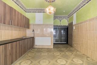 [[ DIT PAND NEEMT DEEL AAN DE ERA OPEN HUIZEN DAG OP 19/9 VAN 14:30 TOT 15:30 ]] 
<p>Ruime gezinswoning in het centrum van Vilvoorde, nabij openbaar vervoer, scholen en alle faciliteiten.</p><p><br /></p><p>Deze gesloten bebouwing combineert een centrale ligging met verrassend veel ruimte en een praktische indeling voor een groot gezin. Dankzij de ligging vlak bij het station, invalswegen, scholen en winkels geniet u hier van een vlotte dagelijkse mobiliteit. Ook parken en het water bevinden zich in de nabije omgeving, wat bijdraagt aan een aangename woonomgeving. Bovendien is er geen energetische renovatieverplichting dankzij het EPC-label D.</p><p><br /></p><p>Ter info: De woning is onbewoonbaar verklaard. Voor meer info gelieve ons telefonisch te contacteren op 02 270 90 75.</p><p><br /></p><p>Belangrijkste ruimtes:</p><p>• Ruime woonkamer (30,2 m²) met veel mogelijkheden als gezellige leefruimte</p><p>• Tweede woonkamer (21,8 m²) ideaal als extra zithoek of multifunctionele ruimte</p><p>• Derde woonkamer (21,7 m²) met aangename lichtinval</p><p>• Grote keuken (27,6 m²) met plaats voor een eetruimte</p><p>• Extra keukenruimtes voor praktische indeling en flexibiliteit</p><p>• Polyvalente ruimte (9,8 m²) geschikt als bureau, hobbyruimte of speelkamer</p><p>• Vier slaapkamers, waaronder een ruime slaapkamer van 22,8 m²</p><p>• Drie badkamers voor extra comfort binnen het gezin</p><p>• Koer (11,7 m²) als onderhoudsvriendelijke buitenruimte</p><p>• Kelder (26,6 m²) met extra bergruimte</p><p><br /></p><p>Troeven:</p><p>• Ruime eengezinswoning met veelzijdige indeling</p><p>• Centraal gelegen nabij station, scholen, park en openbaar vervoer</p><p>• Geen energetische renovatieverplichting dankzij EPC D</p><p><br /></p><p>Neem vandaag nog contact op met je ERA-makelaar voor een bezoek.</p><p><br /></p><p>JOUW DROOMHUIS. ZO GEVONDEN!</p>