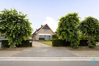 <p><span>Dankzij de huidige indeling leent de woning zich uitstekend als kangoeroewoning of voor gezinnen die op zoek zijn naar extra woonruimte. Op het gelijkvloers bevindt zich een eerste woonentiteit met een inkomhal, lichtrijke leefruimte, keuken, drie slaapkamers, een badkamer en een apart toilet. Op de eerste verdieping vindt u een tweede woonentiteit met een eigen leefruimte, twee slaapkamers en een badkamer voorzien van douche, lavabo en toilet. Momenteel is deze verdieping bereikbaar via een trap in de garage, maar deze kan indien gewenst eenvoudig herplaatst worden.</span></p>
<p><span>Verder is de woning volledig onderkelderd, wat zorgt voor een overvloed aan bergruimte. Ook de elektrische installatie werd reeds vernieuwd. Er dienen nog slechts enkele beperkte aanpassingen uitgevoerd te worden om deze volledig conform te maken.<br /><br />Deze woning onderging in 2012 verschillende renovatiewerken en beschikt bovendien over een recent vernieuwde gasketel.<br /></span></p>
<p><span>De woning is rustig gelegen in een aangename woonomgeving en bevindt zich op wandelafstand van het station van Schendelbeke. </span></p>
<p><span>Kortom, een ruime en veelzijdige woning met potentieel, ideaal voor grote gezinnen, zorgwonen of wie op zoek is naar een woning met verschillende gebruiksmogelijkheden.<br /><br />Meer info? Een bezoek? Bel Jordi 0477/32.61.53</span></p>