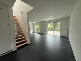 Centraal gelegen woning gelegen op het woonerf De Molenhoek en voorzien van inkomhal, bezoekerstoilet, ruime berging (met ontkalker), open...