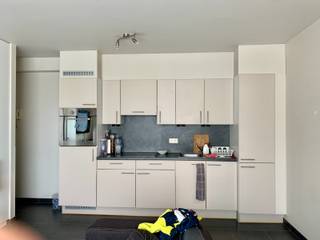 <strong>Appartement gelegen op topligging in Waregem</strong><br /><br />Het appartement, dat zich op de tweede verdieping bevindt, is gelegen in een rustige straat én toch op wandelafstand van het centrum van Waregem. Met winkels, openbaar vervoer,... en vlotte toegang tot de E17 en alle invalswegen vormt dit appartement de ideale mix tussen centrumligging en bereikbaarheid.<br /><br />De indeling van dit appartement is als volgt: inkom, lichtrijke leefruimte met ingebouwde kast, geïnstalleerde keuken, 1 slaapkamer, afzonderlijk toilet, badkamer met douche, enkele wastafel en aansluiting voor wasmachine. <br /><br />De uitstekende ligging samen met alle nodige voorzieningen zorgen ervoor dat dit appartement ideaal is voor iedereen die een gezellig appartement zoekt met weinig onderhoud.<br />Met een gegarandeerde verhuur van ± €550 vormt dit appartement ook de perfecte investering.<br /><br />Graag een bezoek brengen aan dit appartement? Bel Gunnar op: 0497 55 94 13