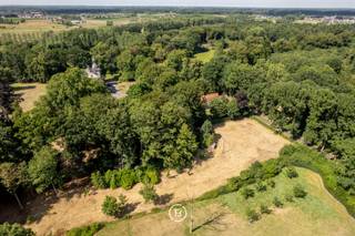Deze charmante hoeve met bijgebouw ligt op een prachtig perceel van 4.121 m², op slechts 4 minuten van de oprit E403 en vlak bij het centrum...