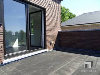 <p><span>Bent u op zoek naar een ruim en comfortabel appartement in een rustige en groene omgeving? Dan is dit duplex appartement in Scherpenheuvel iets voor u!</span></p><p><span>Dit appartement heeft een bewoonbare oppervlakte van 120 m² en beschikt over 3 slaapkamers, een badkamer met ligbad, een apart toilet, een berging, een open keuken met alle toestellen en een lichtrijke woonkamer met toegang tot het terras. Het appartement is voorzien van een warmtepomp, die zorgt voor een energiezuinige verwarming en koeling.</span></p><p><span>Het appartement is gelegen op wandelafstand van het centrum van Scherpenheuvel, waar u alle voorzieningen vindt. Het is een kleinschalig gebouw met slechts 2 appartementen waarvan 1 appartement is ingericht als zorgwoning voor mindervaliden.</span></p><p><span>U kunt ook genieten van de nabijheid van de basiliek, het park, de markt, en de vele fiets- en wandelroutes in de omgeving.</span></p><p><span> </span></p><p><span>De huurprijs bedraagt € 950 per maand, inclusief 1 parkeerplaats en een gemeenschappelijke tuin. Er zijn geen gemeenschappelijke kosten.</span></p><p><span> </span></p><p><span>Bezoeken, Dat Kan!</span></p><p><span>Vul de huuraanvraag in op ImmoDiest.be (onder te huur -> Lobbense Molenweg 12 Duplex in Scherpenheuvel->  KNOP 'VRAAG UW BEZOEK AAN'). Van zodra wij deze informatie ontvangen hebben, nemen wij contact op met u.</span></p><p><span> </span></p>