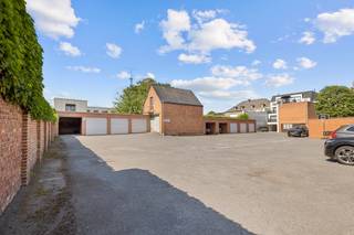 Deze opbrengsteigendom bestaat uit een verhuurde winkelruimte, en 2 verzorgde degelijke appartementen, doorgang waar zich achteraan een...