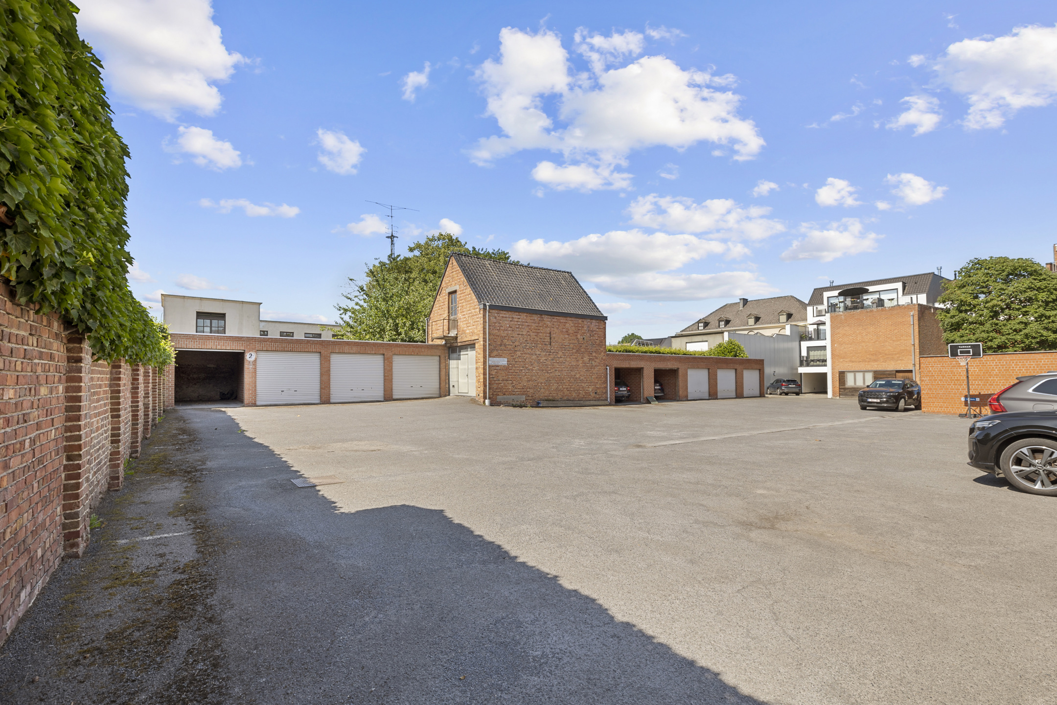 Opbrengsteigendom (winkel + 2 app), parking en 10 garages - foto 3
