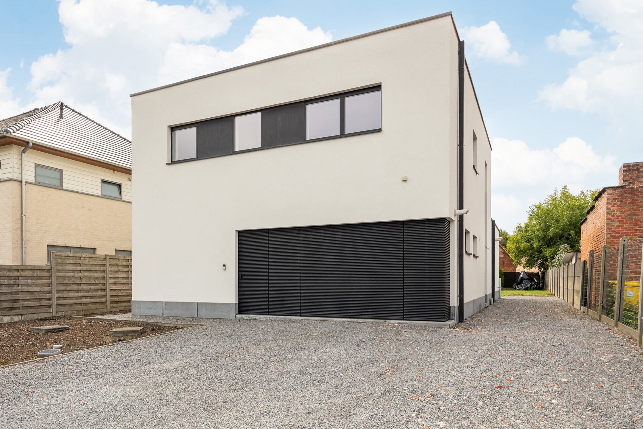 Woning op 557 m² met 3 slpk, 2 badk en inpandige garage. - foto 1