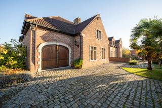 Te koop: karaktervolle woning met ruime tuin en tal van mogelijkheden in IzegemCentraal gelegen in Izegem ontdek je deze karaktervolle woning op een...