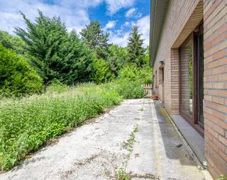 <p>Deze ruime dubbelwoonst met 5 slaapkamers is gelegen op een ruim perceel van 62a34ca in Dilbeek en biedt een unieke combinatie van ruimte, privacy en veelzijdigheid. Gelegen nabij het centrum van Dilbeek, openbaar vervoer, winkels en belangrijke invalswegen, geniet dit eigendom van een vlotte bereikbaarheid terwijl het toch een oase van rust biedt.</p><p>Het domein is toegankelijk via een lange privé-oprit die afgesloten is met een automatische poort, wat meteen zorgt voor extra privacy en comfort. De linkse woning verwelkomt je via een ruime inkomhal van 14,24m² met apart toilet. Vanuit de hal bereik je de lichtrijke woonkamer van 40,42m² met directe toegang tot het terras, ideaal om te genieten van de rustige buitenomgeving. Aansluitend bevindt zich de geïnstalleerde keuken van 14,24m².</p><p></p><p>Op de eerste verdieping leidt de nachthal naar twee slaapkamers en een badkamer.</p><p>De rechtse woning beschikt eveneens over een inkomhal van 11,92m² met toilet. De leefruimte met woonkamer en eetkamer van 29,43m² biedt een aangename woonomgeving en sluit aan op de geïnstalleerde keuken van 12,57m². Op de eerste verdieping bevinden zich drie slaapkamers van respectievelijk 15,57m², 13,81m² en 12,35m², een bureau van 9,66m² en een badkamer met ligbad.</p><p>Deze woning beschikt bovendien over een eigen garage. Achter de woningen bevindt zich een bijgebouw dat momenteel is ingericht als twee afzonderlijke garages, wat extra opslag- en parkeermogelijkheden biedt.</p><p></p><p>Een belangrijk pluspunt is dat beide woningen eenvoudig kunnen worden samengevoegd tot één ruime woning. <strong>Bovendien kunnen beide woningen uitgebreid worden tot een volume van 1.000m³</strong>, wat heel wat mogelijkheden biedt voor wie de bestaande woningen verder wil uitbreiden en aanpassen aan zijn eigen behoeften. Hierdoor is het eigendom onder meer geschikt voor grote gezinnen, meerdere generaties of wie wonen en werken wil combineren.</p><p></p><p>Het volledige dak werd vernieuwd en geïsoleerd in 2017, wat bijdraagt aan het comfort van het geheel. Dankzij het ruime perceel zijn er bovendien tal van mogelijkheden voor wie op zoek is naar ruimte, privacy, plaats voor dieren of een interessante investeringsopportuniteit.</p><p></p><p>De EPC-waarden bedragen 264 kWh/m² en 308 kWh/m².</p><p></p><p>Neem gerust contact op voor meer informatie of om een bezoek te plannen.</p>