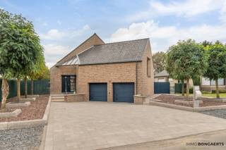 Deze woning is gebouwd in 1998 en is volledig afgewerkt met kwalitatieve materialen. Ze bevindt zich op een perceel van maar liefst 13a52ca langs de Speeltuinstraat in Opglabbeek (Oudsbergen). Het uitgebreide routenetwerk voor wandelaars, fietsers en ruiters in de gemeente is alom gekend. Voor de kleinsten is er op wandelafstand het Joekelbos en de autosnelweg in Genk ligt op 10 minuten wat Opglabbeek vlot bereikbaar maakt. <br /><br />Bij binnenkomst bevinden we ons in de inkomhal met apart gastentoilet. Deze geeft toegang tot de gezellige woonkamer en aansluitend vinden we de keuken met tijdloze uitstraling. Zowel de keuken als de woonkamer beschikken door de grote raampartijen aan de achterzijde over een nauw contact met de tuin. Verder vindt u op het gelijkvloers nog een aparte berging/wasplaats met veel opbergmogelijkheden. <br /><br />Via de nachthal heeft u toegang tot de 3 slaapkamers. De ruime masterbedroom met balkon heeft een eigen dressing met aansluitende berging. Verder vindt u de volledig uitgeruste badkamer voorzien van alle comfort en een apart toilet. <br /><br />De woning is onderkelderd en opgedeeld in verschillende ruimtes. Daarnaast biedt de inpandige garage aan de voorzijde plaats voor twee wagens. <br /><br />In de volledig omheinde en zuidgeoriënteerde tuin met overdekt terras is het heerlijk vertoeven. <br /><br />EXTRA TROEVEN <br />- Airco aanwezig<br />- Volledig asbestvrij<br />- Energiezuinig (label B) <br />- Overal rolluiken aanwezig<br />- Elektriciteit volledig conform<br />- Voorzien van 23 zonnepanelen <br /><br />Plan bij interesse zeker een bezoek in en laat u ter plaatse verrassen van alles wat dit pand nog te bieden heeft.