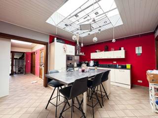 Gelegen nabij alle voorzieningen in het zeer gegeerde dorp Kain, bestaat deze ruime woning als volgt:Gelijkvloers: Inkomhal die toegang biedt tot een...