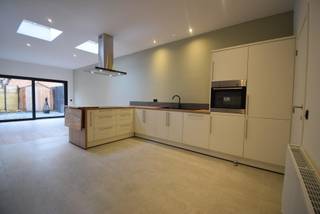 GROENESTRAAT 72, 8800 ROESELARE <br /><br />Volledig gerenoveerde woning op wandelafstand van het centrum<br />Deze instapklare en volledig gerenoveerde woning is gunstig gelegen op wandelafstand van het centrum.<br /><br />De gelijkvloerse verdieping omvat een inkomhal, een open en volledig geïnstalleerde keuken met aansluitende berging (voorzien van aansluiting voor een wasmachine) en een lichtrijke woonkamer met schuifdeur die toegang geeft tot een gezellig, volledig omheind koertje met praktische buitenberging. Daarnaast bevindt zich op het gelijkvloers een moderne badkamer, uitgerust met een ligbad, douche, dubbel lavabomeubel en toilet.<br /><br />Aan de straatzijde zijn rolluiken voorzien.<br /><br />Op de eerste verdieping bevinden zich twee slaapkamers, waarvan één met een eigen sanitaire ruimte voorzien van een lavabomeubel en toilet.<br /><br />De tweede verdieping beschikt over een overloop en een ruime derde slaapkamer.<br />De woning is volledig geïsoleerd en biedt een aangenaam wooncomfort.<br /><br />Beschikbaar vanaf 1/09/2026.