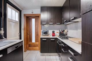 Ben je op zoek naar een woning met een praktische indeling en garage?<br />Centraal gelegen nabij winkels, scholen en openbaar vervoer<br /><br />Je komt de woning binnen via de afgesloten inkomhal, die toegang geeft tot de gezellige leef- en eetkamer.<br />Aansluitend bevindt zich de keuken, die mooi aansluit op de rest van de woning.<br />Achter de keuken vind je de badkamer, voorzien van een ligbad, lavabomeubel, toilet en aansluitingen voor een wasmachine en droogkast.<br />De keuken geeft bovendien toegang tot een veranda, die perfect dienst kan doen als extra bergruimte.<br /><br />Op de eerste verdieping bevinden zich <strong>twee ruime slaapkamers</strong>.<br />Daarnaast is er nog een praktische berging/dressing aanwezig.<br />Buiten geniet je van een gezellige koer en als absolute troef beschikt de woning over een garage, ideaal voor je wagen, fietsen of extra opslag.<br />Bovendien is er ook een kelder, die zorgt voor bijkomende bergruimte.<br /><br /><strong>Extra troeven:</strong>
<ul>
<li>Garage</li>
<li>Kelder</li>
<li>Boiler vernieuwd in 2024</li>
<li>Gunstig EPC</li>
</ul>
Bron bewoonbare oppervlakte : EPC - certificaat<br /><br />Een ideale woning voor starters, gezinnen of investeerders die op zoek zijn naar een eigendom met potentieel op een vlot bereikbare locatie.<br />Interesse? Contacteer ons voor een bezoek en ontdek zelf de troeven van deze woning!