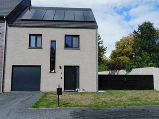 Volledig instapklaar, energiezuinig én verrassend compleet! Deze moderne woning uit 2019 is ideaal voor wie op zoek is naar hedendaags wooncomfort in een rustige omgeving, zonder in te boeten aan bereikbaarheid. Dankzij de BEN-standaard, zonnepanelen en vloerverwarming geniet u hier van comfortabel én energiezuinig wonen.<br /><br />Via de ruime inkomhal, voorzien van vestiaireruimte en gastentoilet, komt u in de lichtrijke leefruimte. De aangename woon- en eetkamer staat rechtstreeks in verbinding met de open en volledig uitgeruste keuken. Deze beschikt over een spoelbak, kookvuur, dampkap, vaatwasser, oven, microgolfoven, koelkast en vriezer.<br /><br />Dankzij het schuifraam en de extra deur geniet u vanuit de leefruimte van een vlotte verbinding met het terras en de tuin. Aansluitend aan de keuken bevindt zich een praktische wasplaats.<br />Op het gelijkvloers beschikt de woning bovendien over een inpandige garage met sectionaalpoort, evenals extra bergruimte. De trap naar de eerste verdieping bevindt zich in de inkomhal.<br /><br />De eerste verdieping omvat drie volwaardige slaapkamers en een stijlvolle, volledig betegelde badkamer. Deze is uitgerust met een dubbel lavabomeubel, inloopdouche en tweede toilet. De parketlooktegels zorgen voor een moderne en warme uitstraling.<br /><br />Via de nachthal bereikt u met een vaste trap de ruime zolderverdieping. Deze ruimte biedt nog tal van mogelijkheden en kan perfect worden ingericht als extra slaapkamer, bureau, hobbyruimte of polyvalente kamer.<br /><br />Ook buiten is deze woning een absolute troef. De volledig omheinde en aangelegde tuin beschikt over een mooi betegeld terras en biedt volop privacy.<br />Achteraan vindt u een kwalitatief tuinhuis in padoukhout, met aansluitend een overdekt loungegedeelte. Dit is uitgerust met spots, elektriciteit én internetaansluiting en vormt de ideale plek om gezellig te ontspannen of gasten te ontvangen. Een handige zijpoort zorgt bovendien voor een praktische toegang tot de tuin.<br /><br />Deze woning werd gebouwd met het oog op hedendaags en energiezuinig wonen en beschikt onder meer over:
<ul>
<li><span>Zonnepanelen van 4.200 Wp</span></li>
<li><span>Vloerverwarming op het gelijkvloers én de eerste verdieping</span></li>
<li><span>Regenwaterput</span></li>
<li><span>Vliegenramen aan de vensters</span></li>
</ul>
Kortom: een moderne en bijzonder complete gezinswoning die comfort, energiezuinigheid en een aangename buitenruimte perfect combineert. Bent u op zoek naar een recente, energiezuinige woning waar u zonder zorgen uw intrek kunt nemen? Dan is dit instapklare pareltje zeker een bezoek waard. Contacteer ons via 011 233 044.