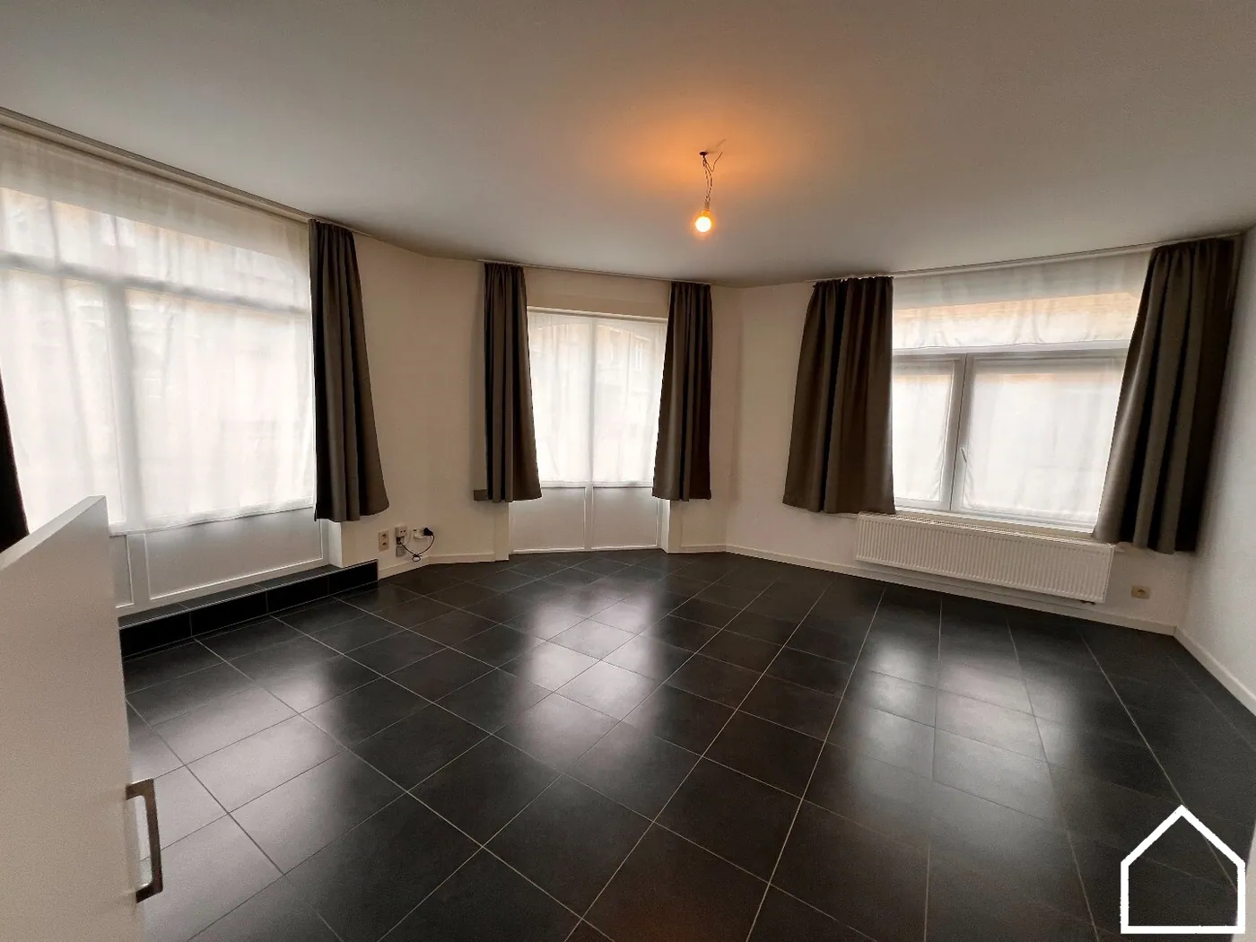 STUDIO MET APARTE BADKAMER IN CENTRUM VAN IEPER - foto 2