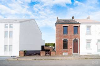 We Invest Centre Hainaut a le plaisir de vous présenter cette maison 3 façades située dans un environnement calme à Courcelles, offrant un cadre de vie agréable avec une superbe vue dégagée sur les champs.<br /><br />La maison se compose d’un séjour lumineux ainsi que de beaux espaces à repenser selon vos envies, offrant un beau potentiel d’aménagement.<br /><br />Elle dispose de 3 chambres confortables et conviendra parfaitement à une famille ou à un projet de rénovation personnalisé.<br /><br />Le bien comprend également des caves ainsi qu’un garage pouvant accueillir 2 voitures et plusieurs places de parking à l’avant.<br /><br />À l’extérieur, vous profiterez d’un grand jardin, parfait pour les moments de détente en famille ou entre amis. <br /><br />Éléments techniques : toiture en bon état, chauffage central gaz, châssis double vitrage en bois, installation électrique à remettre en conformité.<br /><br />PEB=E (347Kwh/m².an). Code unique 20260216041183 E total: 44177kWh/an <br />RC: 386€<br /><br />Faire offre àpd 189.000€.<br /><br />Une maison pleine de charme, proche des axes principaux, idéale pour un projet de rénovation dans un cadre paisible.<br /><br />Pour plus d’informations ou pour organiser une visite, contactez Luca au 0497/77 67 70. <br />Pour une évaluation gratuite et sans engagement, vous pouvez également nous joindre au 0497/77 67 70 ou au 064/555 777.!!!<br /><br />We Invest Centre Hainaut - Votre agence de proximité sur La Louvière, Binche, Thuin, Anderlues, Chapelle, Morlanwelz, Manage, Seneffe, Courcelles et Pont-à-Celles !!!