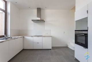Voor een bezoek bel Isabelle: 0498 10 69 56 of mail isabelle@cornelis-goeman.be<br />
<p>Op zoek naar een instapklare woning waar u zonder zorgen meteen kunt intrekken? <br />Deze charmante, volledig gerenoveerde stadswoning in de Weverijstraat combineert karakter met hedendaags wooncomfort.</p>
<p>Achter de authentieke gevel schuilt een woning die grondig werd vernieuwd met oog voor kwaliteit en duurzaamheid. De woning beschikt over lichtrijke leefruimtes, een moderne afwerking en een praktische indeling die perfect aansluit bij de noden van vandaag.<br />De woning is ingedeeld als volgt: op het gelijkvloers een inkomhal, zithoek en ruime keuken met aansluiting naar het terras. <br />Op de eerste verdieping hebben we een ruime slaapkamer, ingerichte badkamer voorzien van bad en douche en een wasplaats. <br />Op de tweede verdieping hebben we twee volwaardige slaapkamers en een nachthal.</p>
<p>Gelegen op een gunstige locatie nabij het centrum van Geraardsbergen, winkels, scholen, openbaar vervoer en belangrijke verbindingswegen, geniet u hier van alle comfort binnen handbereik. <span></span></p>
<p><strong>Troeven van deze woning:</strong></p>
<ul>
<li>Volledig gerenoveerd</li>
<li>EPC LABEL B</li>
<li>Authentieke gevel met karakter</li>
<li>Lichtrijke leefruimtes</li>
<li>Centrale ligging nabij voorzieningen</li>
<li>Ideaal voor starters, gezinnen of investeerders</li>
</ul>
<p><strong>Aarzel niet om ons te contacteren om een bezoek in te plannen.</strong></p>