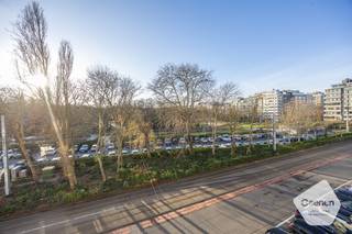  * Dit zeer ruim (74m2) 1 slaapkamer appartement is gelegen op een ware topligging in hartje Oostende. * Vanop de derde verdieping geniet je er van...