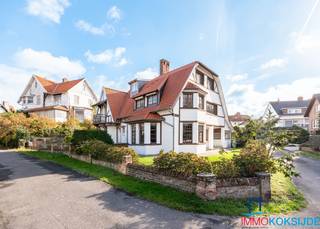 Koksijde-Bad, Charmante authentieke koppelvilla met 5 slaapkamers, rustig gelegen in de Senegalese Wijk.De koppelvilla bestaat uit: inkomhall, links...