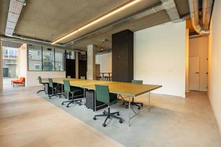 A la recherche d'un lieu inspirant et de caractère, en plein cœur du quartier vert ? Cet espace prêt à l'emploi combine une architecture épurée...