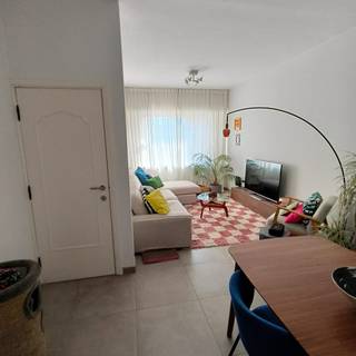 Deze verzorgde woning biedt een warme, lichtrijke leefomgeving dankzij de zuid‑west gerichte tuin en de grote raampartijen. Met drie volwaardige slaapkamers en een gezellige leefruimte vormt dit een ideale thuis op een centrale locatie nabij winkels, scholen, openbaar vervoer en belangrijke invalswegen.