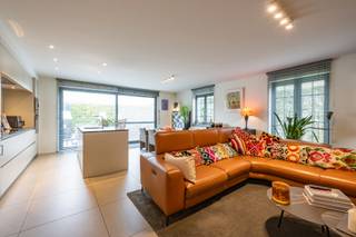 <p>Ruim en luxueus duplex appartement te Halle-Zoersel, gelegen in een rustige en groene gemeente waar het aangenaam wonen is. De omgeving nodigt uit tot wandelen en genieten van de natuur, met tal van groene zones en wandelroutes in de directe nabijheid. Bovendien bevinden alle voorzieningen zich op wandelafstand, wat zorgt voor optimaal comfort in het dagelijkse leven.</p>
<p>Dit energiezuinige gelijkvloerse duplex appartement combineert stijl en functionaliteit, met hoogwaardige afwerking en een doordachte indeling. Dankzij de vlotte bereikbaarheid en prima uitvalswegen bent u snel verbonden met omliggende steden en belangrijke verkeersassen.</p>
<p>Een ideale woonplek voor wie op zoek is naar rust, ruimte en luxe, zonder in te boeten op bereikbaarheid en gemak.<br /><br />Indeling: <br /><br />De centrale hal op het gelijkvloers brengt ons naar de ruime lichtrijke leefruimte met open keuken.<br />De keuken is hyper uitgerust met Miele toestellen: inductievuur, microgolfoven, oven, vaatwasser, ijskast. Om de functionaliteit nog te vergroten is er het werkeiland met prachtig natuursteen werkblad. Via de raampartijen betreden we het ruime terras of de prvé tuin naast het appartement. <br />de master bedroom bevindt zich ook op het gelijkvloers. Verder is er nog een prachtig afgewerkte doucheruimte met meubel en inloopdouche en een apart toilet. <br />Via de mooie houten trap of lift bereiken we de eerste verdieping. <br />Hier bevinden bevinden zich nog twee ruime slaapkamers en een badkamer. De badkamer is voorzien van een ligbad, meubel en toilet. <br />Verder heeft het appartement twee zeer ruime privatieve kelderbergingen. <br />Achteraan is er een carport, deze is in de prijs inbegrepen, en een gemeenschappelijke fietsenberging. <br /><br />Bijzonderheden: <br /><br />Ingemaakte kasten <br />Energiezuinig met EPC B<br />Airco en verwarming op het gelijkvloers<br />Lage gemeenschappelijke kosten (€ 100) <br />Mooi afgescheiden door omheining</p>