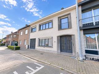 Century 21 Home Sweet Home presenteert u deze ruime gezinswoning die comfort en functionaliteit perfect combineert. Met een praktische indeling en een aangename tuin is dit het ideale huis voor gezinnen die op zoek zijn naar ruimte en duurzaamheid.<br />De begane grond verwelkomt u met een inkomhal en een vestiaire, een grote woonkamer die in twee delen is verdeeld, evenals een separate keuken. Een eerste badkamer, uitgerust met een lavabo, een bad, een aparte wc en een berging, bevindt zich ook op deze verdieping. Vanuit de keuken heeft u toegang tot een terras en een op het zuiden gelegen tuin, perfect om van zonnige dagen te genieten. Bovendien beschikt de woning over een garage en een kelder.<br />Op de eerste verdieping vindt u vier ruime slaapkamers (25m², 18m², 20m², 12m²) en een tweede badkamer. Boven bevindt zich een geïsoleerde zolder van 48 m² met aanzienlijke ontwikkelingsmogelijkheden, die kan worden omgevormd tot twee extra kamers om aan uw behoeften te voldoen.<br />Deze woning is voorzien van een conforme elektriciteitsattest, PEB: C, PVC-ramen met dubbele beglazing, centrale verwarming op gas, rolluiken en een goed onderhouden terras, wat zorgt voor optimaal comfort. Met een solide constructie en zorgvuldig onderhoud.<br />Voor meer info of foto's kijk op www.century21hsh.be