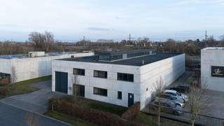Modern bedrijfsgebouw te huur in Waregem. Het gebouw is uitstekend uitgerust en bestaat uit een magazijn van 725m² en kantoor van 150m² op 10...