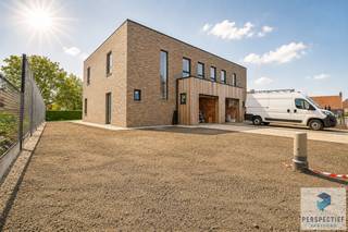 Deze halfvrijstaande nieuwbouwwoning in moderne bouwstijl is afgewerkt volgens de huidige EPB-regelgeving. Deze BEN-woning is gelegen in een rustige residentiële straat op de rand van Bentille.<br />De woning bevat een garage en een tuin met reeds aangelegde oprit en toegangspad rondom de woning, alsook een terras met terraswand in thermowood. De tuin is reeds voorzien van een afsluiting. De keuken (niet inbegrepen) is vrij te kiezen en te voorzien door de koper. <br />Deze strakke kubistische volumeswoning straalt een moderne architectuur met warme houten accenten uit en is voorzien van alle hedendaagse comfort, zoals o.m. warmtepomp (lucht-water), vloerverwarming, ventilatiesysteem D, regenwaterput 7500l, etc. <br /><br />INDELING: inkom met trap, toilet, ruime lichtrijke woonkamer met open keuken. De woonkamer en keuken zijn voorzien van grote raampartijen, die veel daglicht bieden en uitzicht op de tuin. De keuken geeft uit tot het aangelegde terras. Naast de keuken is er een berging en toegang tot de garage vooraan. Op de eerste verdieping zijn er drie slaapkamers, een berging en een badkamer met vrijstaand ligbad in organische vorm, een inloopdouche en een dubbele lavabo. Op de nachthal bevindt zich een afzonderlijk toilet.<br /><br />Contacteer PERSPECTIEF VASTGOED – 7 op 7 bereikbaar – voor meer informatie of een bezoek.<br />Bel 050/550.750 of mail naar info@perspectiefvastgoed.be.