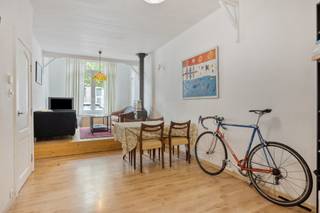 <p>Deze charmante rijwoning biedt een gezellige thuis met een warme uitstraling en praktische indeling. Gelegen in een rustige, doodlopende straat combineert deze woning een aangename woonomgeving met een centrale ligging nabij belangrijke invalswegen en voorzieningen.<br /><br /><strong>Indeling:</strong><br />Bij het betreden van de woning komt u in de inkomhal met vestiaire, die meteen toegang biedt tot de leefruimte. De woonkamer geniet van een aangename lichtinval en wordt extra gezellig gemaakt door het aanwezige houtkacheltje.</p>
<p>Aansluitend bevindt zich de volledig uitgeruste keuken met voldoende werk- en opbergruimte, vaatwasser, oven en een kookplaat. Achteraan vinden we een aparte toiletruimte met aansluiting voor wasmachine en droogkast.</p>
<p>Op de eerste verdieping bevindt zich een ruime slaapkamer en een badkamer, uitgerust met een ligbad, een aparte douchecabine en een enkele lavabo.</p>
<p>De tweede verdieping beschikt over twee zolderkamers die kunnen worden ingericht als extra slaapkamers, bureau of hobbyruimte.<br /><br /><strong>Buitenruimtes:</strong><br />De woning beschikt over een gezellig terras waar het aangenaam vertoeven is. Een leuke buitenruimte midden in de stad.<br /><br /><strong>Bijzonderheden:</strong><br />Gelegen in een doodlopende straat, ideaal en veilig voor kinderen.<br />Elektriciteit conform.<br />Kelder aanwezig.<br />Beschikbaar vanaf 15 december 2026.<br />EPC label E.<br />Gezellige leefruimte met houtkachel.<br /><br /><strong>Ligging:</strong><br />De woning is gelegen in een rustige straat met weinig passage. Dankzij de nabijheid van belangrijke invalswegen, winkels, scholen en openbaar vervoer geniet u hier van een uitstekende bereikbaarheid.<br /><br /><strong>Renovatieplicht:</strong><br />Deze woning valt onder de renovatieverplichting. Sinds 2023 moet een nieuwe eigenaar, opstalhouder of erfpachter binnen 6 jaar een woning met een slecht EPC-label energetisch renoveren tot minimaal label D.</p>
