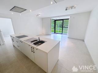 Op deze unieke locatie, in een prachtige afgesloten privé parktuin kun je dit perfect afgewerkt twee slaapkamer gelijkvloers appartement vinden.Van...