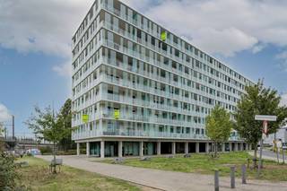 <p><span>Dit instapklare </span><span>hoekappartement</span><span> aan de Buurtspoorweglei is </span><span>luxueus afgewerkt</span><span> en geniet dankzij de grote ramen van veel natuurlijk licht. De belangrijkste troef is het </span><span>zuidgerichte terras</span><span> dat over de volledige breedte van het appartement loopt.</span></p><p><span> </span></p><p><span>De leefruimte is praktisch ingedeeld met een zit- en eethoek en sluit aan op de volledig uitgeruste </span><span>open keuken</span><span> met veel kastruimte. Vanuit de leefruimte en beide slaapkamers heb je rechtstreeks toegang tot het terras. De tweede slaapkamer is momenteel ingericht als dressing en bureau.</span></p><p><span> </span></p><p><span>Autostaanplaats verplicht bij aan te kopen voor </span><span>€25.000</span><span>.</span></p><p><span> </span></p><p><span>Indeling: </span></p><p><span>inkomhal met veiligheidsdeur</span></p><p><span>lichtrijke leefruimte met zit- en eethoek</span></p><p><span>volledig uitgeruste open keuken</span></p><p><span>ruim zuidgericht terras over de volledige breedte</span></p><p><span>slaapkamer 1</span></p><p><span>slaapkamer 2</span></p><p><span>badkamer met inloopdouche</span></p><p><span>ruimte voor wasmachine en droogkast</span></p><p><span>kelderberging</span></p><p><span>ruime ondergrondse autostaanplaats</span></p><p><span> </span></p><p><span>Algemeen:</span></p><p><span>modern gebouw</span></p><p><span>afgesloten en beveiligde fietsenstalling</span></p><p><span>ondergrondse staanplaats en berging</span></p><p><span> </span></p><p><span>Troeven:</span></p><p><span>hoekligging</span></p><p><span>zeer mooie afwerking</span></p><p><span>ruim zuidgericht terras</span></p><p><span>veel lichtinval</span></p><p><span>2 slaapkamers</span></p><p><span>autostaanplaats </span></p><p><span>geschikt voor eigen bewoning of investering</span></p><p><span> </span></p><p><span>Ben jij geïnteresseerd in dit appartement aan de Buurtspoorweglei, ben je op zoek naar ander vastgoed of wens je de waarde van jouw eigendom te kennen? Dan ben je bij BOLT immo aan het juiste adres! Wij helpen jou graag verder.</span></p>