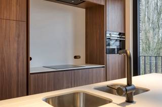 Dit nieuwbouwappartement is gelegen in het centrum van Sint-Denijs-Westrem, in de Sint-Dionysiusstraat, op wandelafstand van winkels, openbaar...