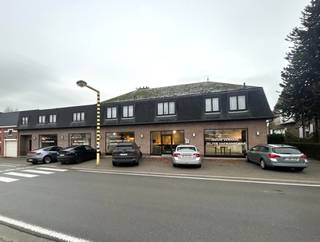 Deze polyvalente handelsruimte van 338 m² (Optioneel bij te huren magazijn 103 m²) bevindt zich op een strategische en uiterst bereikbare locatie...