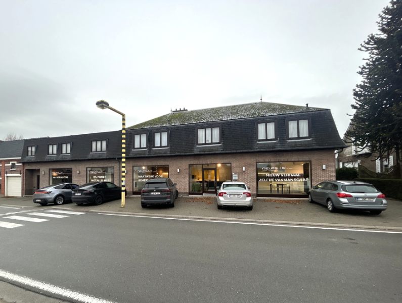 Ruime handelsruimte/toonzaal (338 m²) met 6 privéparkings – toplocatie! - foto 2