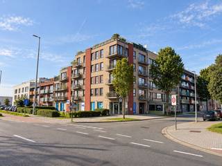 Tof appartement op een leuke locatie te Zeebrugge, nabij de oude Vismijn en de mooi vernieuwde jachthaven. <br /><br />Dit appartement bevindt zich op de 2de verdieping van een goed onderhouden residentie en heeft volgende indeling: inkomhal gezellige leefruimte met ingerichte open keuken, aangenaam terras aan de voorzijde, een aparte slaapkamer en een verzorgde badkamer met toilet, lavabo en douche. <br /><br />Goede en centrale locatie vlakbij de winkels en het openbaar vervoer.<br />Onmiddelijk beschikbaar<br /><br />Huurprijs per maand: 750 euro huur per maand inclusief syndickosten + 30 euro provisie waterverbruik.<br /><br />Bezoeken? Contacteer Willem Cauwels op tel. 050/89.27.70