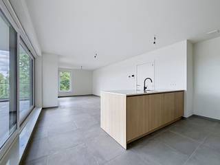 Ligging<br />Dit nieuwbouwappartement bevindt zich in een recente en moderne residentie in Oostakker, op een rustige ligging met aangenaam zicht op het groen. Tegelijk geniet u van een uitstekende bereikbaarheid dankzij de nabijheid van Gent en de R4, waardoor alle belangrijke verbindingswegen vlot toegankelijk zijn. De ideale combinatie van rust en mobiliteit.<br />Bij het appartement hoort tevens een autostaanplaats, verplicht bij te huren aan 75 EUR/maand.<br /><br />Indeling<br />Het appartement, gelegen op de derde verdieping, beschikt over een ruime en lichtrijke leefruimte met een volledig geïnstalleerde, moderne keuken. Er zijn drie volwaardige slaapkamers aanwezig.<br />De badkamer is uitgerust met een comfortabele inloopdouche.<br />Verder is er een praktische en ruime berging met aansluiting voor wasmachine en extra opbergruimte.<br />Vanuit de leefruimte heeft u toegang tot een ruim terras met open zicht op het omliggende groen.<br />Het appartement werd volledig nieuw geschilderd en bevindt zich op de eerste verdieping.<br /><br />Troeven<br />• Nieuwbouw conform E30-norm – EPC label A<br />• Vloerverwarming via warmtepomp en zonnepanelen<br />• Ruim terras met groen uitzicht<br />• Rustige ligging in moderne residentie<br />• Afgesloten en ruime fietsenberging inbegrepen<br />• provisie gemeenschappelijke kosten: 100 EUR/maand<br />• Vlotte verbinding naar Gent en R4<br /><br />BEZOEK ENKEL AANVRAGEN VIA IMMODAVINCI.BE<br />Wenst u een bezoek? Gelieve NIET te bellen maar uw bezoek aan te vragen via www.immodavinci.be.<br />Ga naar het pand dat u interesseert en klik op de knop “Bezoek aanvragen” onderaan de profielfoto van de contactpersoon.