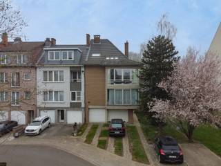 Immo Pické biedt U deze opbrengsteigendom aan bestaande uit 4 wooneenheden en 2 garages gelegen in een doodlopende straat en op wandelafstand van het station en het centrum van Halle. Actueel bestaat het gebouw uit 3 appartementen, 2 garages en een 1 studio. Vergunde stedenbouwkundige toestand: 2 appartementen, 2 garages, een berging en een zolderruimte !!<br /><br />Het gebouw is als volgt ingedeeld:<br />- Gelijkvloers: 2 garages, gemeenschappelijke inkomhal, een woonkamer, een keuken, een douchekamer en een slaapkamer<br />- Eerste en tweede verdieping: een woonkamer, een keuken, een terras, een hal, 2 slaapkamers en een badkamer<br />- Derde verdieping: een hal, een woonkamer, een keuken, een badkamer en een slaapkamer<br />- Voor het gebouw: 2 open autostaanplaatsen.<br /><br />EPC gelijkvloers - 20210830-0002422817-RES-2 - 383kwh/m² - label D<br />EPC verdiep 1 - 20260326-0003833471-RES-1 - 428kwh/m² - label E<br />EPC verdiep 2 - 20260331-0003835573-RES-1 - 213 kwh/m² - label C<br />EPC studio - 20211208-0002505984-RES-2 - 175 kwh/m² - label B<br /><br />Voor verdere informatie, aarzel niet het kantoor te contacteren.