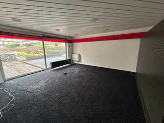 <p>Op een uitstekende locatie op Linkeroever, pal naast de Polikliniek van AZ Monica, bieden wij dit ruime commerciële gelijkvloers van ca. 140 m² te koop aan.<br />Het pand is momenteel leegstaand en dient opgefrist te worden, maar biedt dankzij zijn oppervlakte, indeling en ligging tal van mogelijkheden voor een praktijk, kantoor, dienstverlening of vrije beroepen.<br />De ligging is één van de grote troeven van dit pand. Het gelijkvloers bevindt zich op de Blancefloerlaan, in de onmiddellijke omgeving van AZ Monica – Polikliniek Blancefloer.<br />Het pand beschikt over een totale oppervlakte van ongeveer 140 m² en heeft een voorgevelbreedte van circa 6 meter.<br />Bijzonder interessant is de ruimere achterzijde van het pand, waardoor er verschillende indelingsmogelijkheden zijn. Mits opfrissing kan een functionele en moderne praktijk- of kantoorruimte worden gecreëerd met bijvoorbeeld meerdere kabinetten, een ontvangstruimte, wachtruimte en ondersteunende lokalen.<br />De ruimte biedt hierdoor mogelijkheden voor zowel één zelfstandige activiteit als een groepspraktijk met meerdere beroepsbeoefenaars.<br />Vermits dit handelsgelijkvloers samen met de aanpalende Polikliniek een aparte VME vormen en er geen gemeenschappelijke delen zijn, zijn er ook geen gemeenschappelijke kosten! Er is ook geen syndicus.</p>