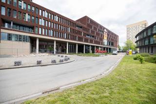 <strong>Ben je op zoek naar een commerciële ruimte met uitstraling én potentieel? Dit recent gebouwde, instapklare pand ligt op aan de populaire Vaart te Leuven en is bij akte beschikbaar!<br /></strong><br />Troeven op een rij:<br /><br />x Toplocatie aan de Vaart – populair bij bewoners én bezoekers<br />x Veelzijdige invulling mogelijk: horeca, broodjeszaak, praktijk, fitness, salon, ...<br />x Flexibel in oppervlakte – volledige of gedeeltelijke aankoop bespreekbaar<br />x Modern en neutraal interieur, energiezuinig en klaar voor gebruik<br />x Publieke parking voor de deur, klanten boven en naast je!<strong><br /><br />Interesse? Bel Anne-Leen: 0495/138.111of mail anne-leen@immogve.be 0495/138.111 of mail anne-leen@immogve.be</strong>