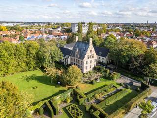 Charmante assistentieflat van 70m² met terras, gelegen in een unieke groene omgeving en op een goede ligging nabij het centrum van Brugge...