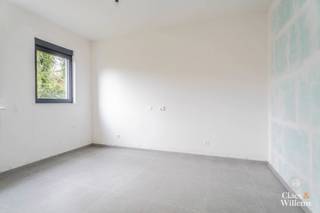 Dit modern en energiezuinig appartement biedt alle comfort voor aangenaam wonen. De lichtrijke leefruimte met open keuken geeft uit op een gezellig privéterras – perfect om in alle rust buiten te genieten.
De slaapkamer is ruim en licht, en de grote badkamer is uitgerust met een comfortabele douche. In de inkomhal bevindt zich een praktische berging, ideaal voor extra opslag of als wasruimte.
Een slimme keuze voor wie comfortabel én duurzaam wil wonen.