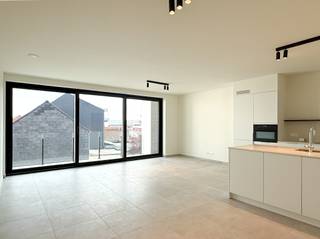 Ontdek dit moderne appartement op de tweede verdieping, waar comfort, licht en energiezuinig wonen perfect samenkomen.<br /><br />Indeling: inkom, 2 comfortabele slaapkamers, apart toilet, badkamer met inloopdouche, lavabomeubel en handdoekradiator, ruime woonkamer met open keuken en berging.<br /><br />Buiten: privatief terras.<br /><br />Parkeren & berging: ondergrondse autostaanplaats en privatieve berging met elektriciteit inbegrepen in de huurprijs.<br /><br />Afwerking: volledig geschilderd opgeleverd, voorzien van armaturen, gordijnrails en lichte deuren.<br /><br />Duurzaam & energiezuinig: verwarming via geothermie en zonnepanelen per appartement, E-peil = 20.<br /><br />Algemene onkosten: 60 euro / maand<br /><br />Benieuwd naar dit project? Neem contact met ons op voor meer informatie of een rondleiding:<br />03/775.44.10<br />info@immo-jet.be