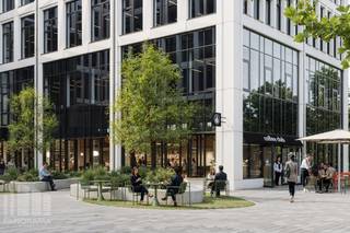 Ontdek deze kwalitatieve kantoorruimte <strong>van 3.438 m²</strong> in <strong>Business Garden Brussels</strong>, gelegen in Machelen. <br />De site geniet een strategische ligging <strong>nabij de R0, A1/E19 en A3/E40</strong>, met een vlotte verbinding naar Brussel, Antwerpen en Leuven. Brussels Airport bevindt zich op slechts 5 min rijden, terwijl de Brusselse Ring op ongeveer 2 km ligt.<br /><br />De kantoren bieden een moderne, professionele werkomgeving met flexibele indelingen, grote raampartijen, veel natuurlijke lichtinval, verhoogde vloeren en verlaagde plafonds.<br /><br />Een belangrijke troef is de <strong>Business Lounge</strong>, toegankelijk voor huurders en hun gasten, met onder meer <strong>vergader- en eventruimtes, werkplekken, meeting pods, coffee corners en ontspanningsruimtes.</strong><br /><br />Business Garden beschikt daarnaast over <strong>720 ondergrondse</strong> en <strong>25 bovengrondse parkeerplaatsen</strong>, <strong>laadpunten </strong>voor elektrische wagens, een fietsenstallingen, <strong>zonnepanelen</strong> en groendaken. De site ligt bovendien op slechts <strong>150 m</strong> van de dichtstbijzijnde<strong> tramlijn</strong>.<br /><br />De gebouwen combineren duurzaamheid, comfort en welzijn en beschikken over <strong>LEED Platinum- en WELL-certificering</strong>. <br /><br />Contacteer <strong>PANORAMA B2B</strong> voor meer informatie of een vrijblijvend plaatsbezoek <strong>0477 09 00 09</strong>