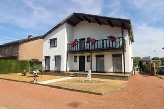 <p><span>Op een ruim perceel van 10a36ca vinden we deze vrijstaande woning die veel mogelijkheden biedt. De woning is gelegen langs de Klokkenstraat, in een rustige, residentiële buurt en toch met een vlotte bereikbaarheid.</span></p><p><span> </span></p><p><span>Indeling en comfort</span></p><p><span><br />De woning is volledig onderkelderd en beschikt over een inpandige garage, wat zorgt voor veel extra bergruimte. Binnenin vinden we een leefruimte met eet- en zithoek, een keuken met aansluitend een extra kamer die ideaal kan dienen als 4de slaapkamer, bureau, hobbykamer of werkplek. Op de verdieping zijn drie slaapkamers en een badkamer aanwezig, evenals een ruim balkon dat een mooi uitzicht biedt over de omgeving.</span></p><p><span>Kenmerken</span></p><ul><li><span>Vrijstaande woning op perceel van 10a36ca</span></li><li><span>Volledig onderkelderd met inpandige garage </span></li><li><span>Houten ramen met dubbele beglazing</span></li><li><span>Verwarming op mazout (ketel 2009)</span></li><li><span>EPC-label B</span></li><li><span>Maar liefst 39 zonnepanelen mét groenestroomcertificaten (een grote troef voor de nieuwe eigenaar!)</span></li><li><span>Achteraan bevinden zich twee tuinhuisjes die extra opbergruimte of hobbyruimte bieden</span></li></ul><p><span>Tuin en bereikbaarheid</span><span><br /><br />De tuin is onderhoudsvriendelijk aangelegd en geniet van zon en privacy. Dankzij de dubbele toegang is het perceel langs voor én achter bereikbaar, wat zorgt voor extra gebruiksgemak.</span></p><p><span>Deze woning is ideaal voor wie op zoek is naar een ruime gezinswoning met potentieel en bereid is om te moderniseren. Dankzij de zonnepanelen en de gunstige ligging combineert dit pand praktisch wonen met een mooie investering in de toekomst.</span></p><p><span>Voor meer informatie of een bezoek ter plaatse, contacteer ons via <span>diana@jemar.be</span></span><span> of 0484.35.70.31.</span></p>