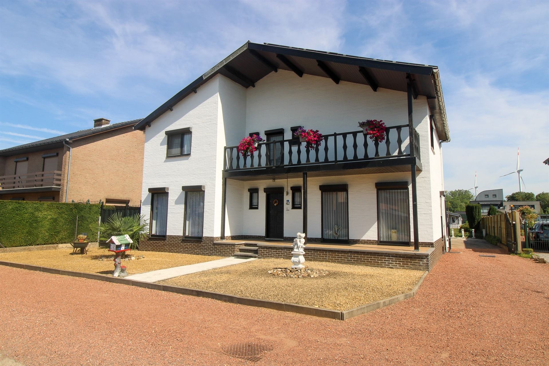 Vrijstaande gezinswoning met 4 slaapkamers, ruime kelder en garage, zonnepanelen mét certificaten en tuin op een vlot bereikbare toplocatie in Maasmechelen! - foto 2