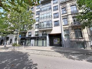 <p><strong>Plan je afspraak in via www.living-stone.be</strong></p><p>Aan de Leopold II laan in Sint-Jans-Molenbeek vind je dit aangename appartement van 81 m², ideaal voor wie op zoek is naar een instapklare thuis met een centrale ligging. Gelegen op de 2e verdieping, met een lift aanwezig.</p><p>De inkomhal geeft je toegang tot de verschillende leefruimtes; een lichtrijke woonkamer met een open en een volledig ingerichte keuken, een balkon, beide slaapkamers bieden toegang tot het terras achteraan, een badkamer met lavabo, douche in bad en aansluiting voor de wasmachine.</p><p>Daarnaast beschikt het appartement over een kelder en een inpandige parkeerplaats, een groot voordeel in deze drukke Brusselse buurt.</p><p>Tevens is er een gemeenschappelijke fietsenberging in het gebouw en een vuilnislokaal.</p><p>Maandelijks <strong>€150 </strong>provisie voor verwarming en onderhoud gemeenschappelijke delen.</p><p>Centraal gelegen met vlotte verbindingen naar het centrum van Brussel en invalswegen. Winkels, scholen en openbaar vervoer bevinden zich op wandelafstand.</p><p>Gunstige EPC-waarde 91kWh/m².</p><p><strong>Onmiddelijk beschikbaar. </strong>Tevens mogelijkheid tot overname van meubels.</p>