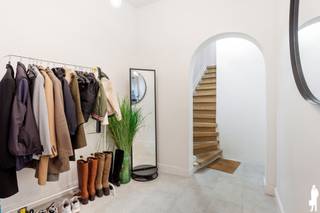 <strong>Luxe duplex appartement met veel lichtinval in het centrum van Schilde</strong><br /><br /><strong>Instapklaar</strong> duplex appartement met een <strong>ruime indeling, veel lichtinval en een uitstekende ligging</strong> in het <strong>hart van Schilde</strong>.<br />Via de <strong>privatieve inkom</strong> op het gelijkvloers leidt de trap naar deze verzorgde duplex, waar ruime leefruimtes, hedendaags comfort en een praktische indeling centraal staan. Dankzij de grote raampartijen geniet het appartement de hele dag door van een aangename lichtinval.<br /><br />De eerste verdieping:<br />een <strong>privatieve inkomhal</strong> met ingemaakte vestiairekast,<br />een bijzonder <strong>lichtrijke leefruimte op parket</strong>,<br />een <strong>volledig geïnstalleerde open keuken</strong> met <strong>geïntegreerde wijnkast</strong>,<br />een <strong>bureau of extra slaapkamer met rechtstreekse toegang tot het terras</strong>,<br />een praktische<strong> berging/technische ruimte</strong>,<br />een gastentoilet,<br /><strong>airconditioning over de volledige verdieping.</strong><br /><br />De tweede verdieping:<br />een <strong>nachthal,</strong><br />een <strong>ruime hoofdslaapkamer met ingemaakte kasten en airco</strong>,<br /><strong>twee bijkomende slaapkamers</strong> waarvan één <strong>met dressing en toegang tot wasplaats</strong> en één <strong>voorzien zijn van airconditioning</strong>,<br />een <strong>ruime badkamer</strong> uitgerust met een <strong>ligbad, inloopdouche en dubbele lavabo</strong>,<br />een <strong>afzonderlijk toilet</strong>.<br /><br />Het terras:<br />een <strong>aangenaam terras </strong>bereikbaar vanuit de bureau-/slaapkamer, ideaal om in alle rust van het buitenleven te genieten.<br /><br />Algemeen:<br />zeer <strong>energiezuinig </strong>appartement (EPC < 100),<br /><strong>geen gemeenschappelijke lasten,</strong><br /><strong>airconditioning</strong> op de volledige eerste verdieping en in twee slaapkamers,<br /><strong>14 zonnepanelen,</strong><br /><strong>totaalrenovatie en uitbreiding uitgevoerd in 2013</strong>,<br /><strong>nieuwe ramen</strong> geplaatst tussen 2020 en 2022, met <strong>akoestische beglazing </strong>aan de voorzijde,<br /><strong>privatieve berging i</strong>n de tuin van het handelspand op het gelijkvloers,<br /><br />Een verrassend <strong>ruim en energiezuinig duplex appartement </strong>dat <strong>comfort, licht en een centrale ligging </strong>moeiteloos combineert. Ideaal voor wie op zoek is naar een <strong>instapklare woonst met alle voorzieningen op wandelafstand.</strong>